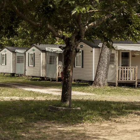 Village Passion Les Bris 假日公园 3*